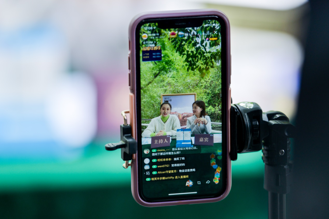 最美四月天,网红小姐姐直播"云游"贵安车田景区 244.3万人观看