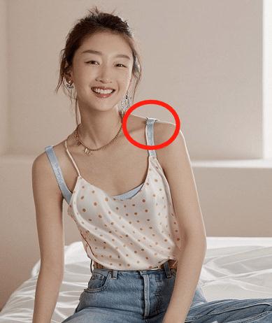 女明星代言内衣吊带总下滑怎么办看看周冬雨的小动作解放双手