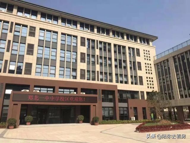 郑北一中学校内景要么引进重点公立学校,要么与知名学校联合办学,要么