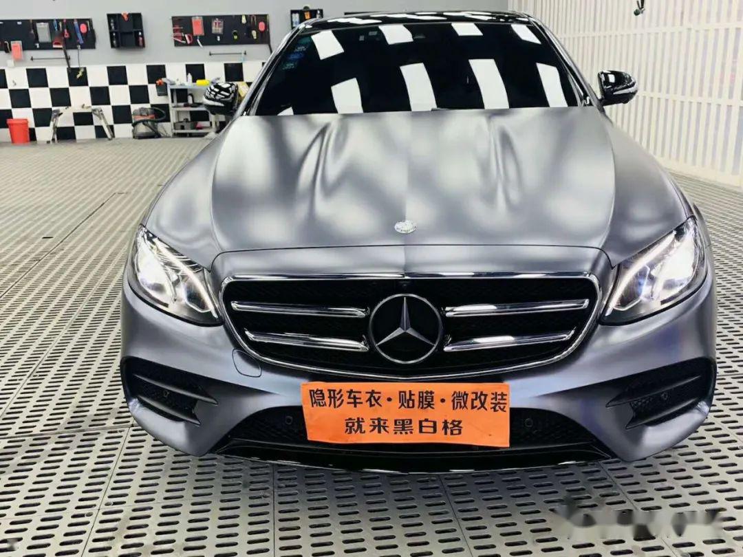 奔驰车身改色来【黑白格汽车公馆】改个色吧又不损伤车漆如果你想拥有