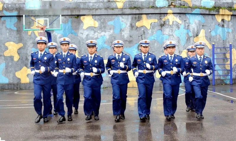 以赛促训争先创优02泸州消防举行第二次队列会操