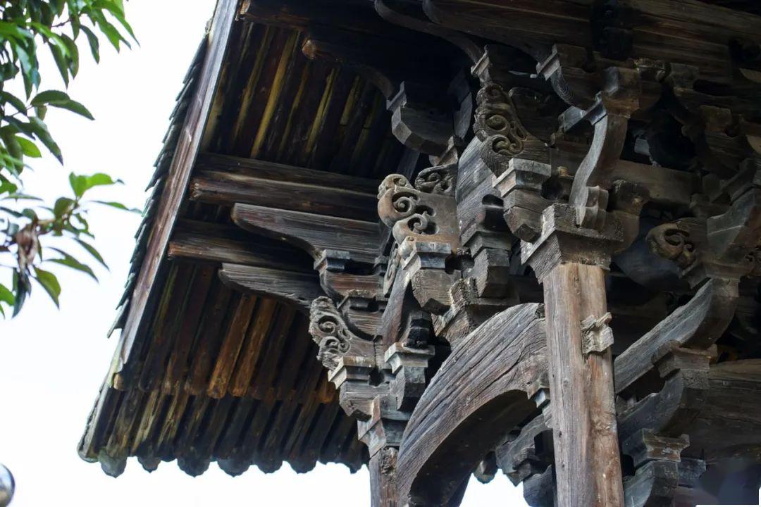 明间用石柱,其余为木柱,次间外侧前后增立擎檐柱,因此共用八柱,梁枋均