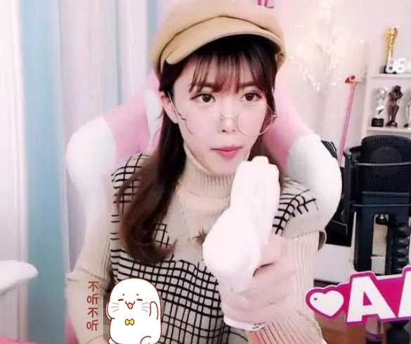 周淑怡直播拿出仙女棒粉丝问她有什么用她害羞笑了