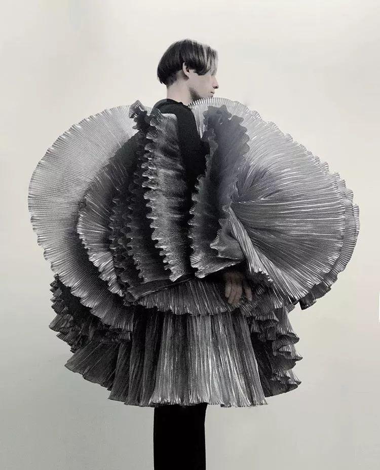 廓形灵感丨时装上绽放的花仙子立体廓形美到心颤的大波浪设计与未来