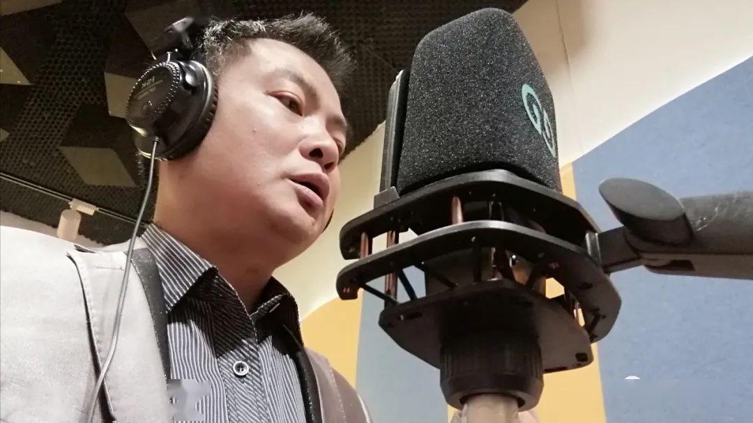 命运与共共克时艰王小荣助力疫情防控再次唱作发行抗疫歌曲全球一家亲