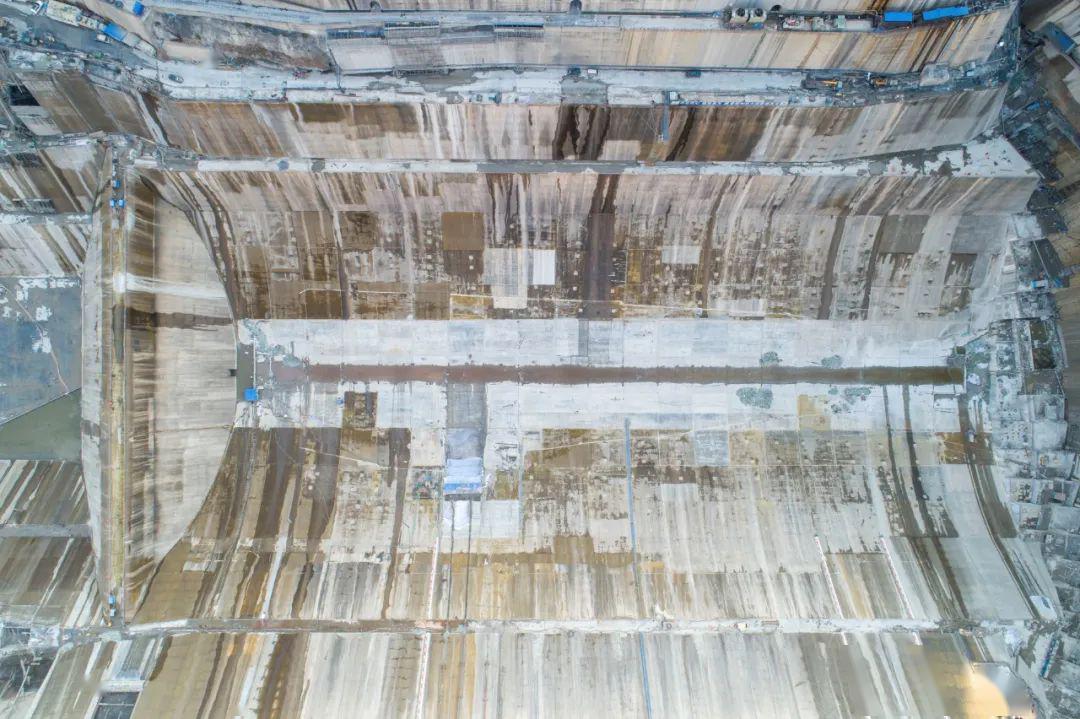 世界最大规模的反拱型水垫塘顺利完工