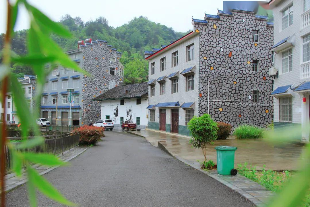 连日雨水洗涤后,夷陵区下堡坪乡九山村空气清新,生机蓬勃,绿意盎然的