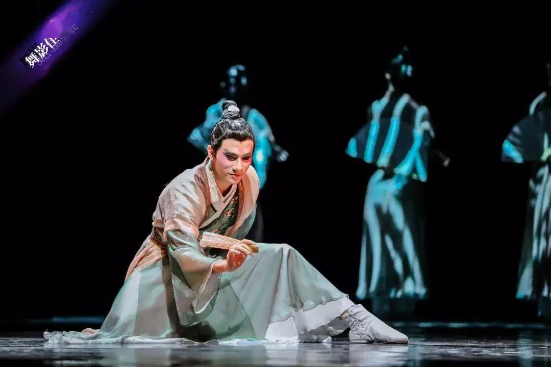 世界读书日编导胡岩与书的不解之缘纸扇书生英台初妆书痴