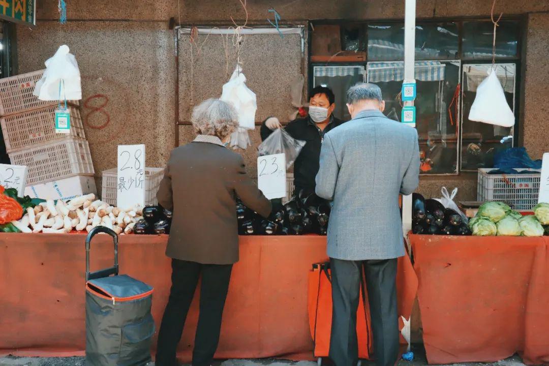 看着大爷大妈在摊位前面讨价还价,成功之后露出的笑脸,别有一番可爱的