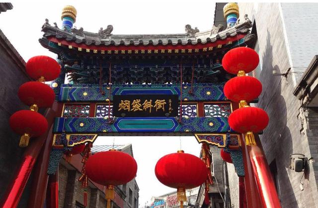 文具及风味小吃,服务行业等为主,其铺面建筑风格朴素并有北京北城特点