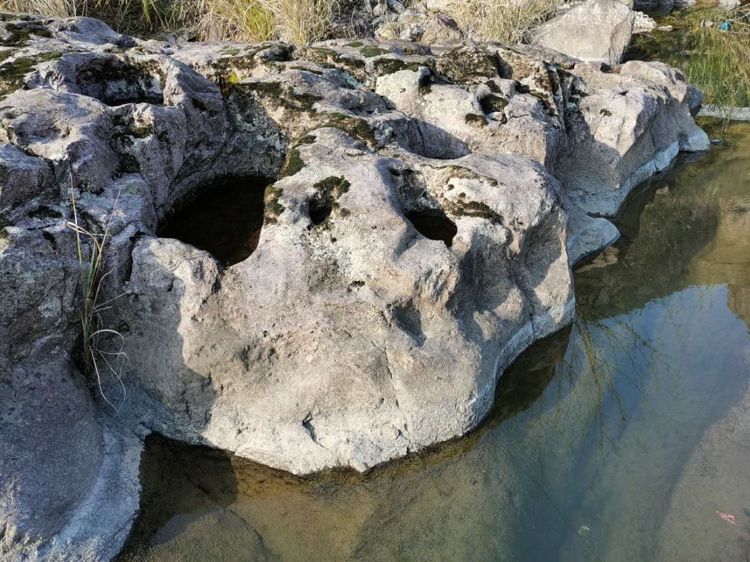 平面的岩臼和侧面浅显的"风化坑"分析文章节选自 耕读永嘉▏来源