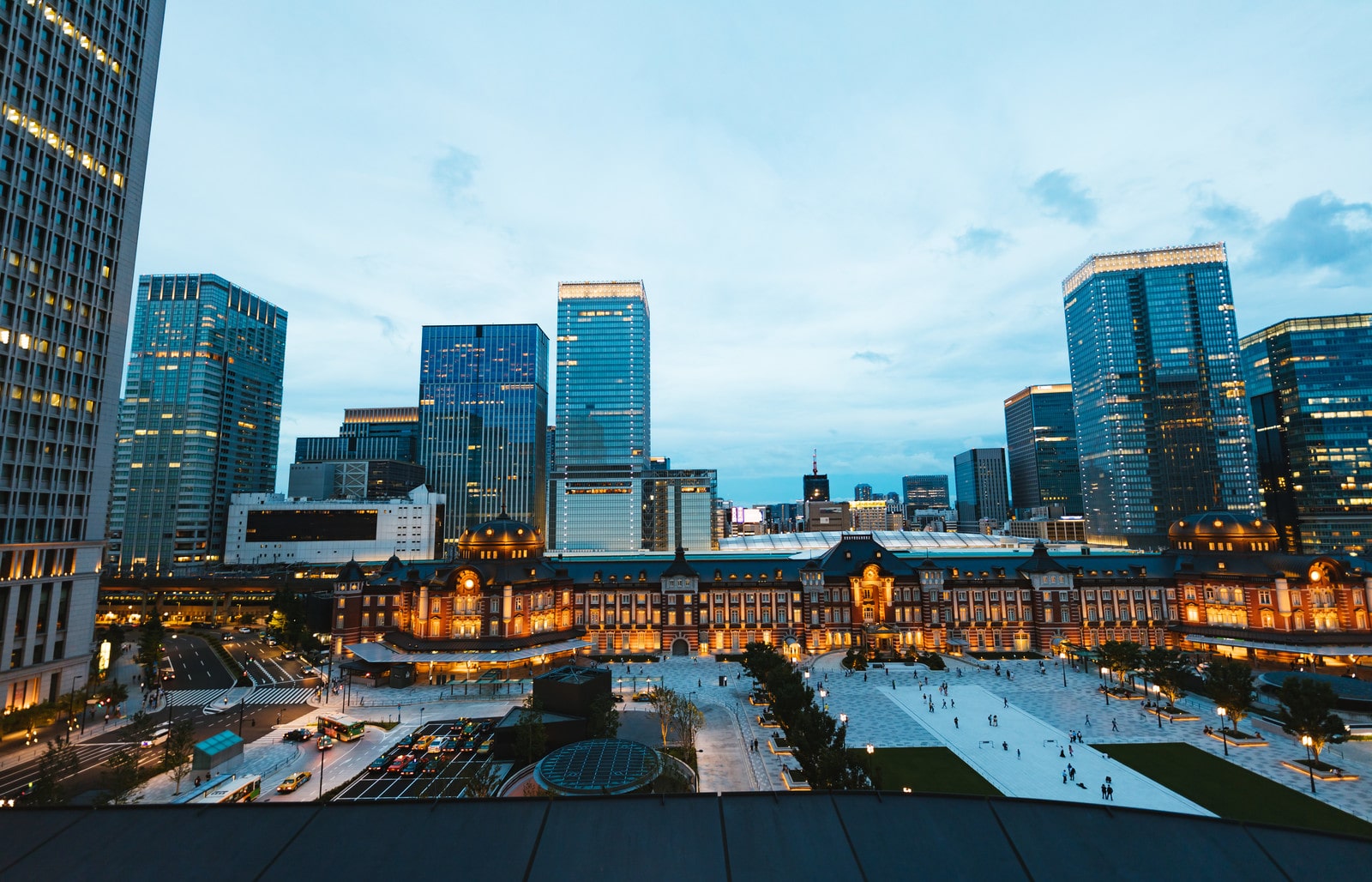 东京駅位于东京市中心,是东京最大的交通枢纽,有众多的铁路线路,实际