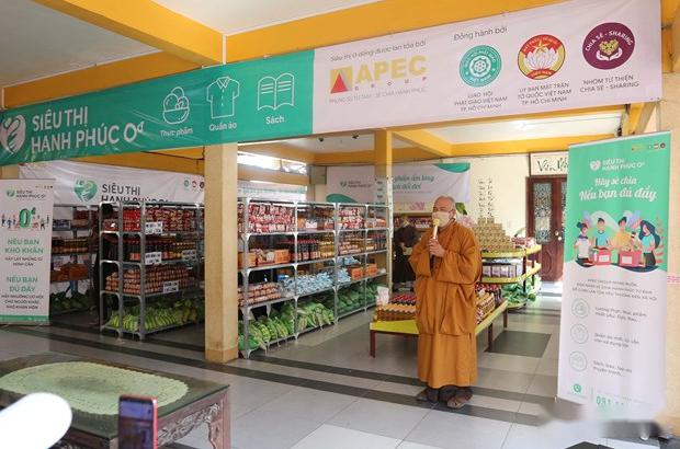 越南"零越盾"幸福超市向困难群众送上4.5万份生活用品