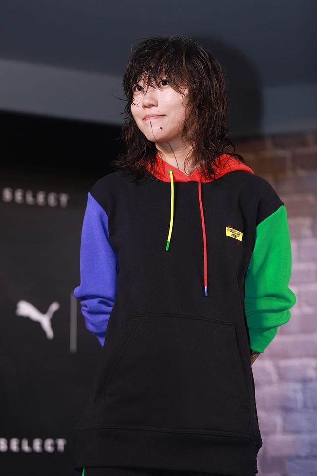 窦靖童还是那么不羁穿三色卫衣玩湿发杀硬把运动风凹出性感范