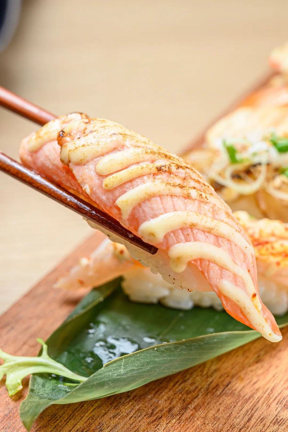 招牌巨长炙烤鳗鱼寿司咬10口才吃得完