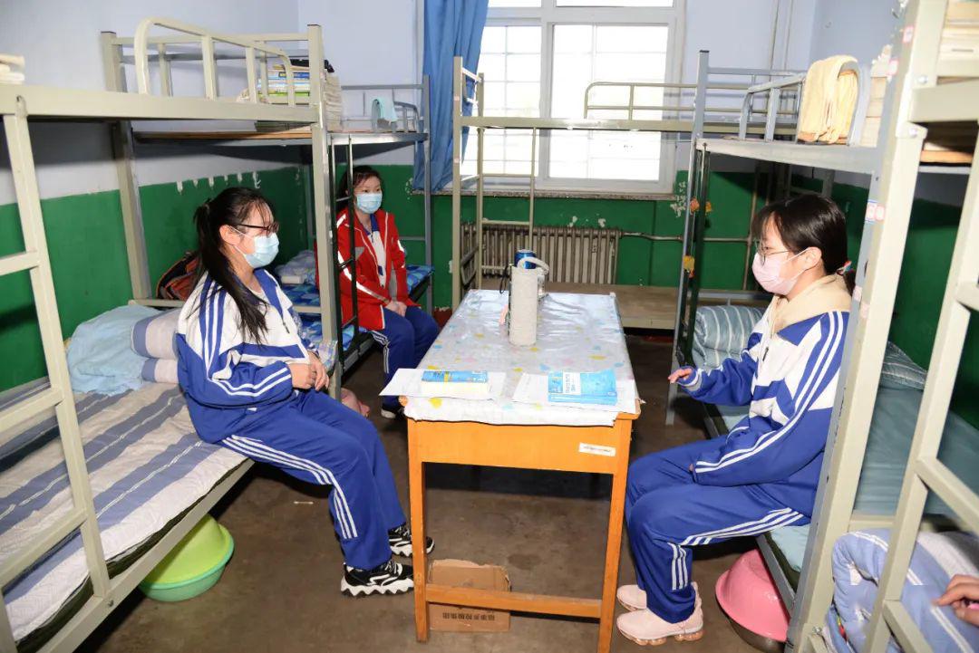 宣化二中女生宿舍场景三:餐厅就餐宣化四中东校区的餐厅门口,粥班