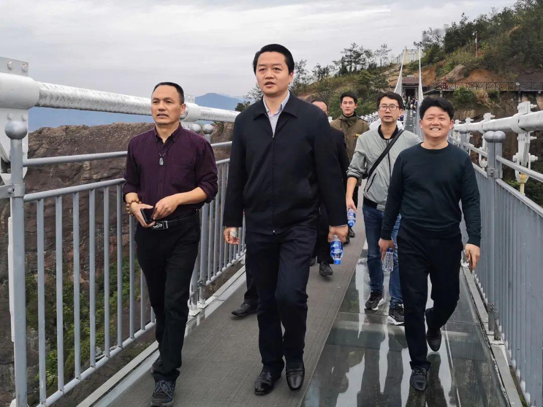 平江县委副书记县长黄伟雄调研石牛寨助力旅游产业提质升级