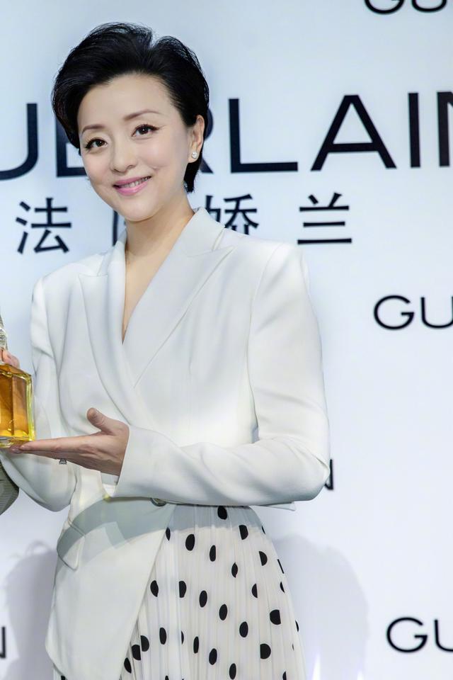 原创51岁杨澜现身机场一袭蓝色连衣裙高贵优雅哪敢相信她52岁