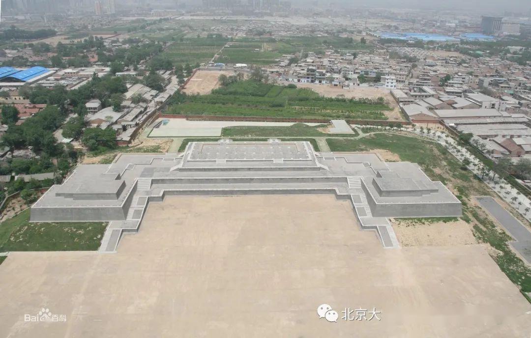 诗虽表示对新的重任难以胜任,却选择了通向君主所在的宫殿的龙尾道