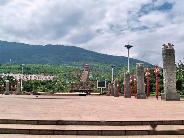 五一去哪儿丨到新平磨盘山赴一场杜鹃花的盛宴