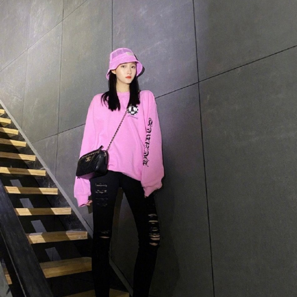 原创关晓彤粉嫩卫衣无压力搭配粉色渔夫帽超新潮又甜又酷不寻常
