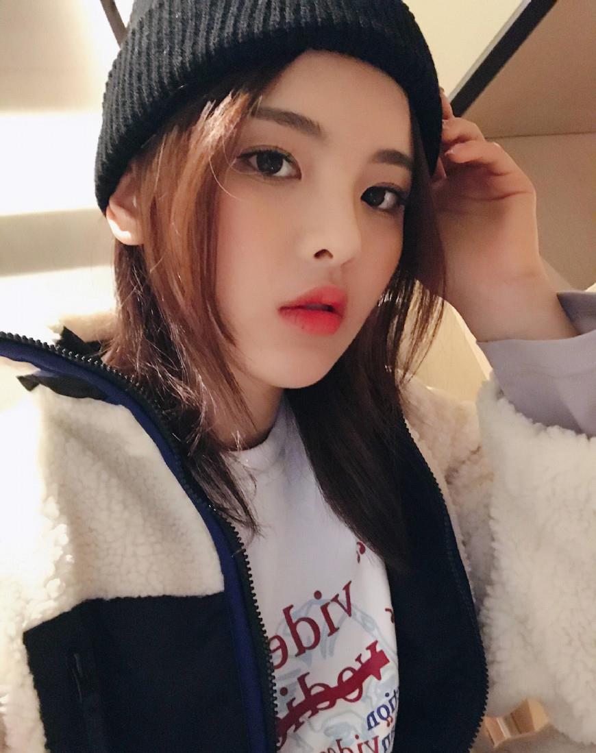 杨超越美照走一波,软萌可爱又坚强努力的她还特别可爱