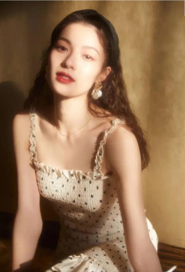 原创钟楚曦造型复古迷人穿方领上衣配波点短裙上演风情大片