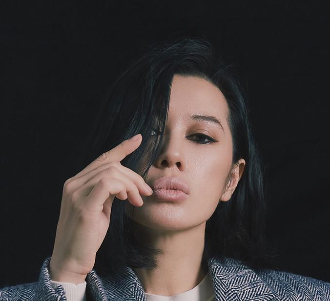 演《战狼》被誉为性感女神,化烟熏妆涂裸色口红,嘴唇惨白太另类_余男