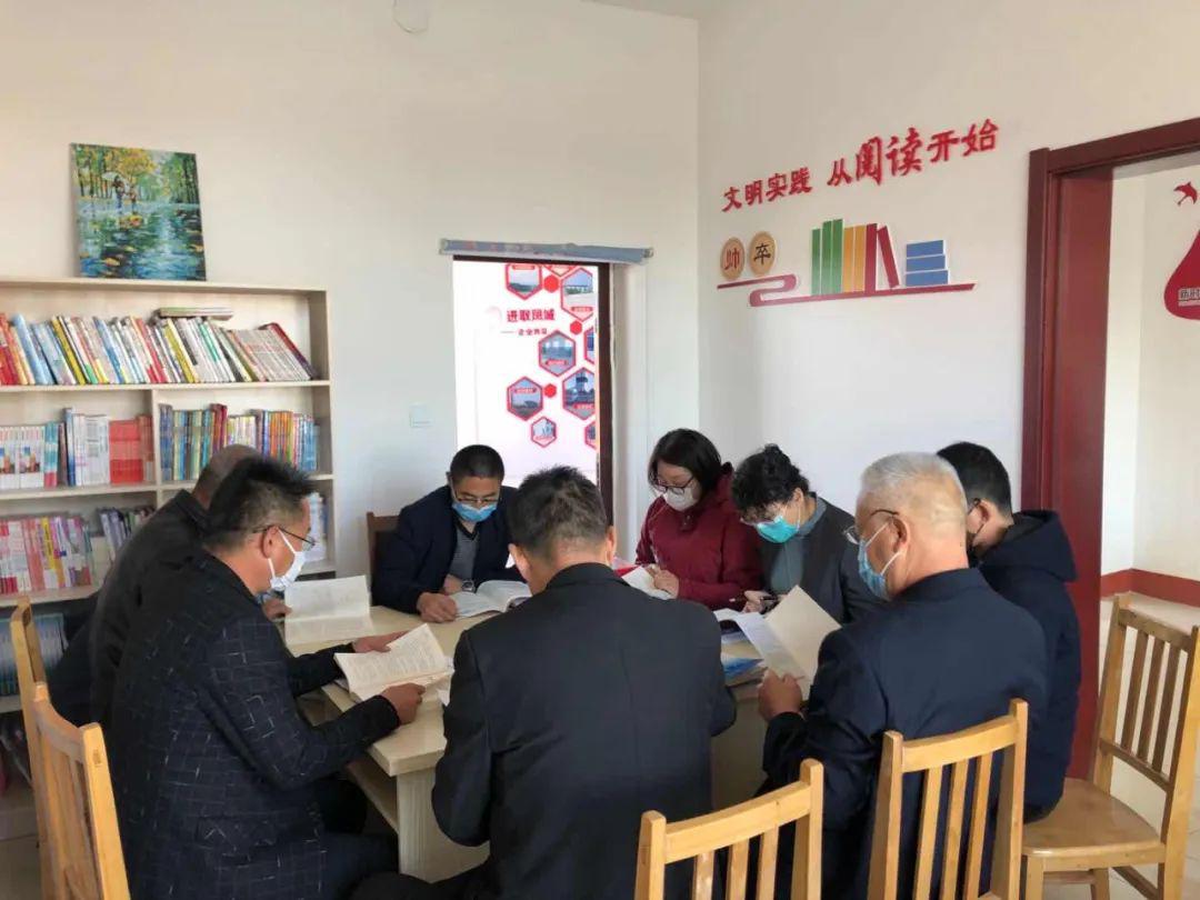 实践分中心的图书阅览室开展了"点燃读书激情,共建书香社区"读书活动