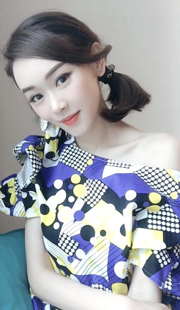原创41岁杨思琦一点不显老穿斜肩上衣搭配短裙减龄洋气美腻了
