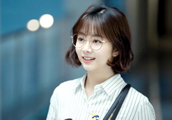 有种"戴眼镜"叫谭松韵,别人戴着很丑,可是她戴着却像仙女!