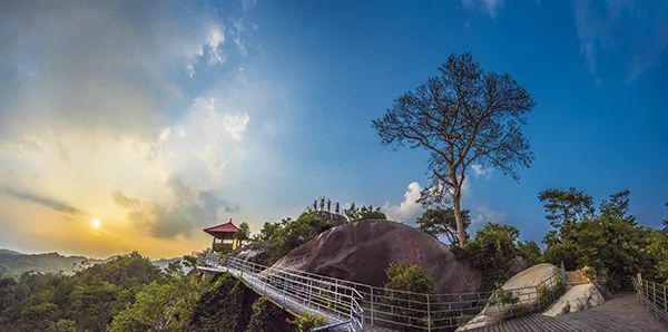 国家森林公园天柱山北麓的长泰龙凤谷小黄山,有着浓郁的自然风光和