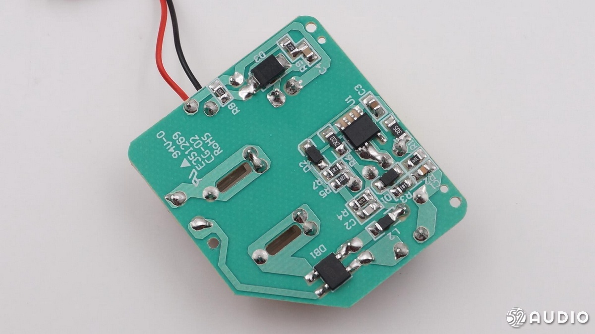 电源板背面特写.输入有一颗2a的延时保险丝.滤波色环电感.两颗2.