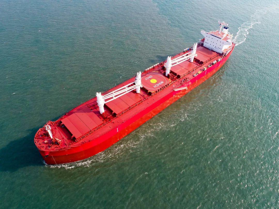 大连中远海运川崎如期交付一艘61万载重吨散货船