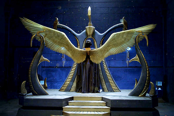 空桑把杜纤音的黑色羽翼用秘法淬炼成金色,以假扮羽皇风天逸的后人,但