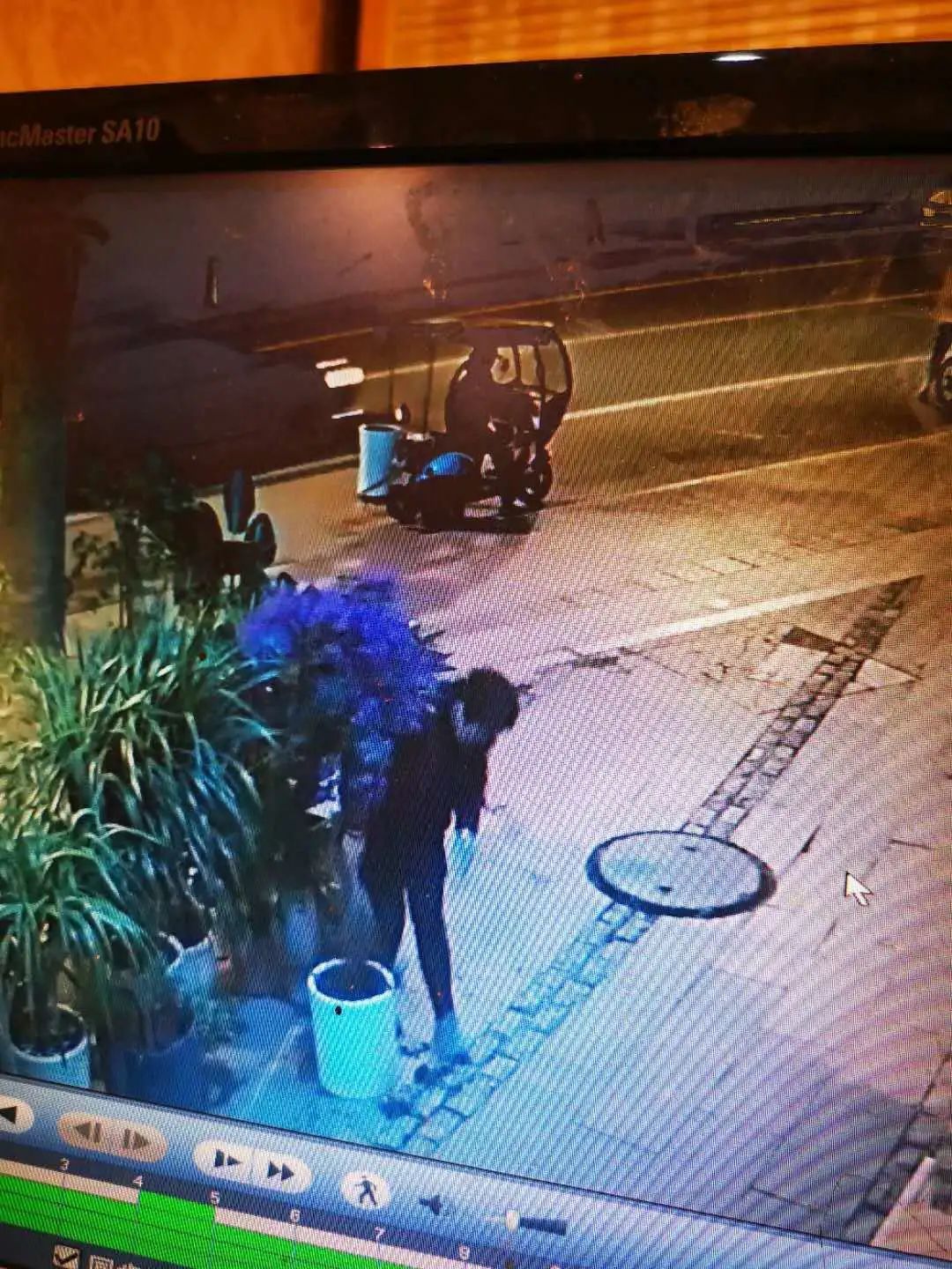 遂宁金街多家商户遭遇"偷花贼",还有骑车组团来偷的!