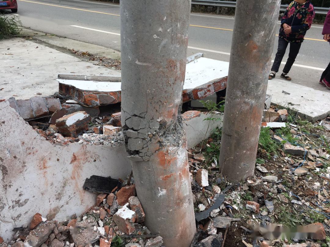 南部这个黑色小车好厉害 一下撞断电线杆