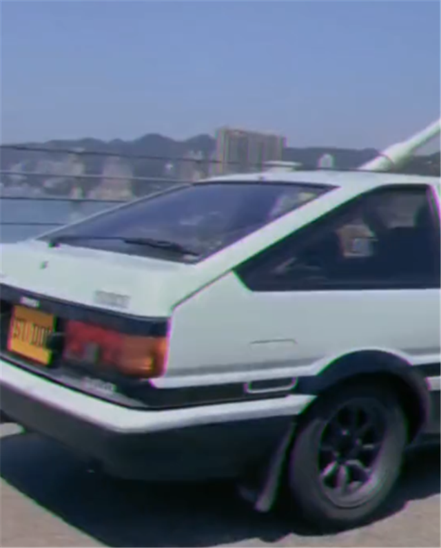 合法上路的ae86侧面贴藤原豆腐坊车身挂牌实属罕见