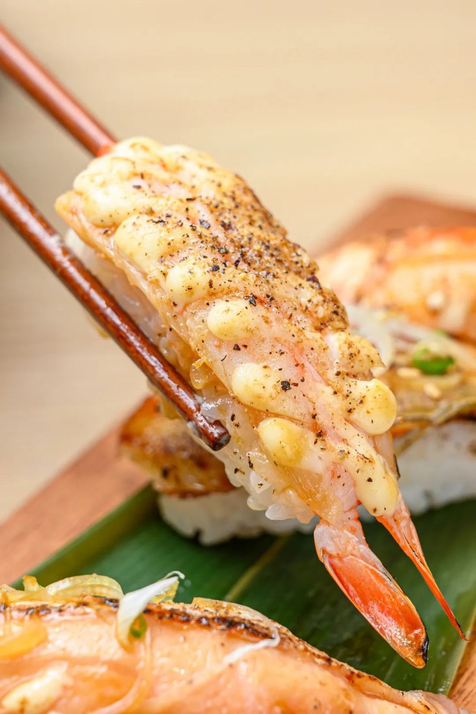 招牌巨长炙烤鳗鱼寿司咬10口才吃得完