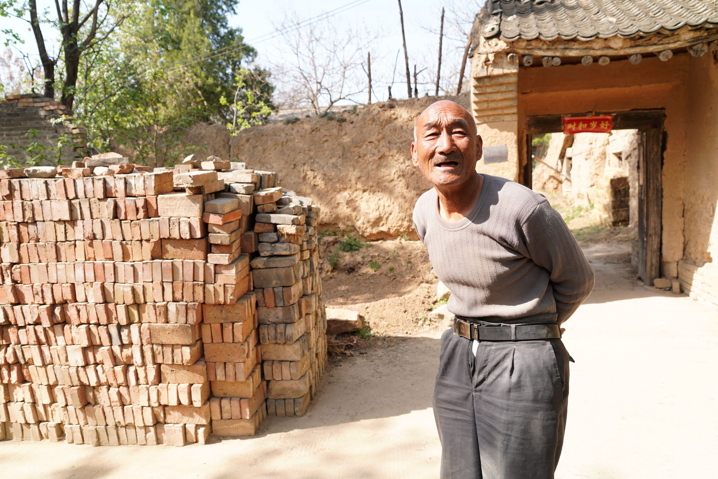 原创农村7旬大叔,用铁链栓看家狗16年,言说为了让它活下去