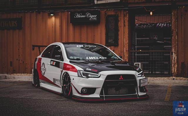 改装极致完美姿态的三菱lancer evolution x,属于真正的车迷