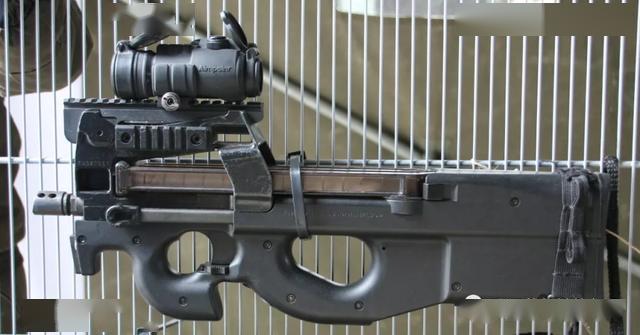 加装瞄准镜的p90 tac《逃离塔科夫》中的p90 tr,加装了反射瞄准镜.