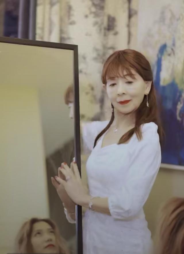 身穿黑色碎花v领连衣裙的汪奶奶气质真的是非常好,直接秒杀坐在旁边穿