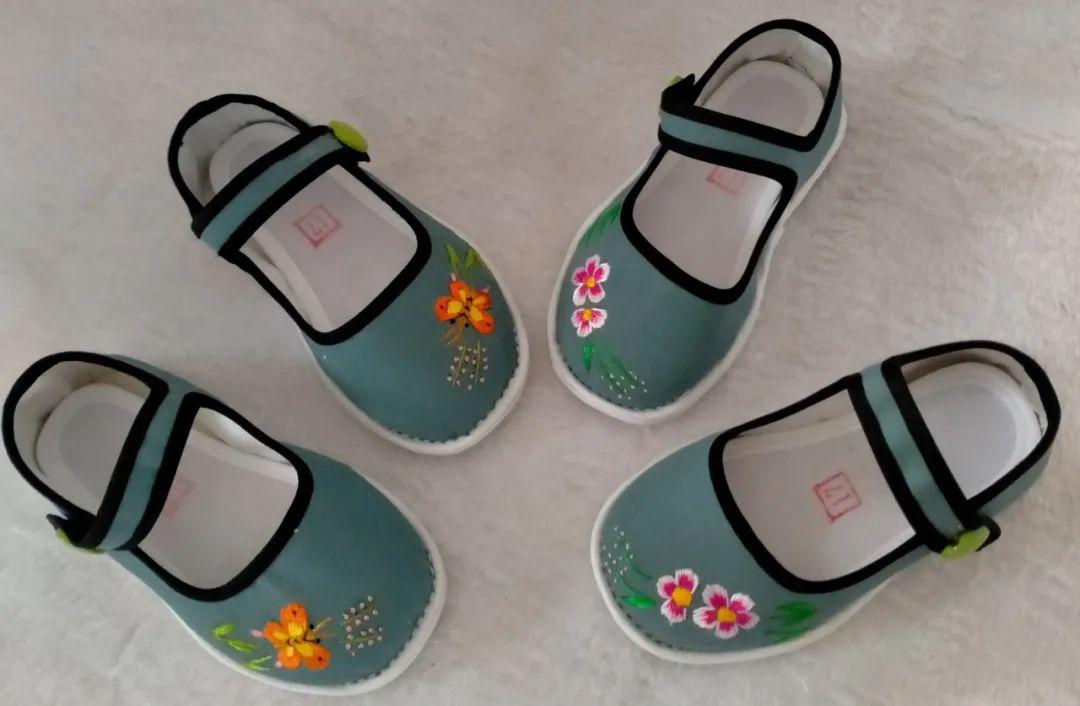 名称:绣花手工儿童布鞋价格:42元规格:14-20码名称:拼接风手工儿童