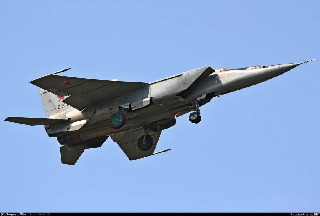 暴力美学的极致,战斗艺术的巅峰:前苏联米格-25战斗机图集