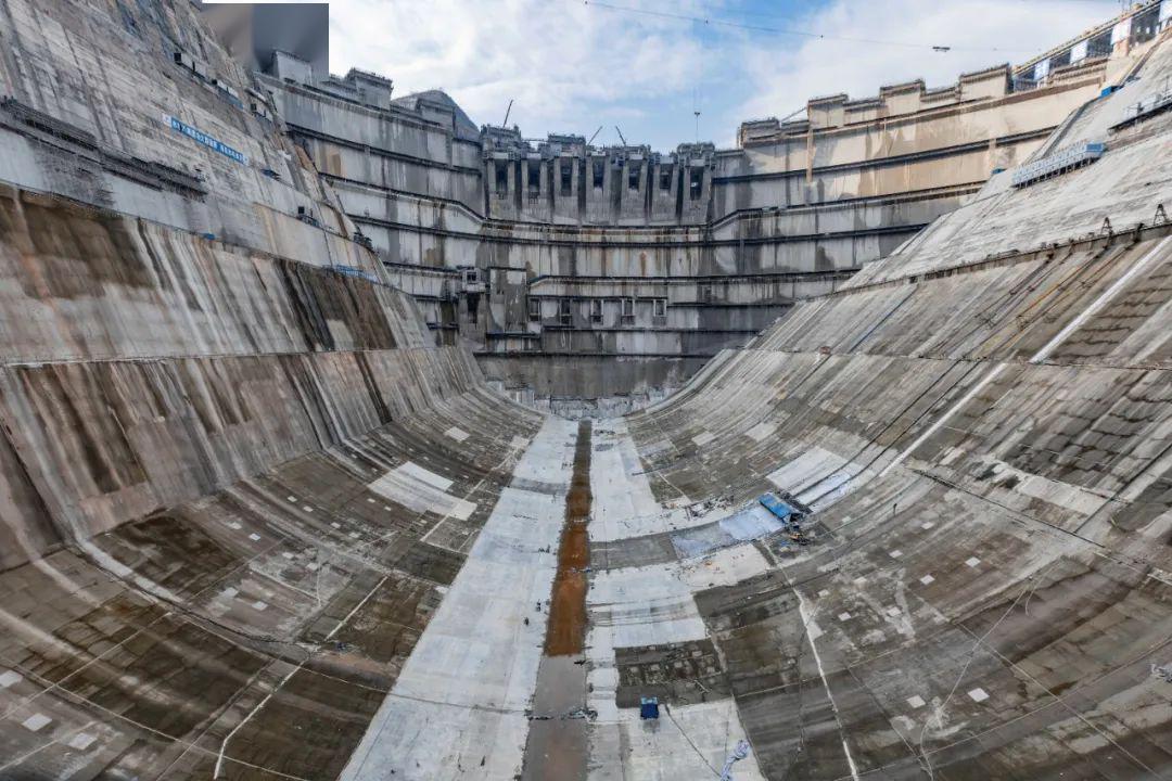 世界最大规模的反拱型水垫塘顺利完工