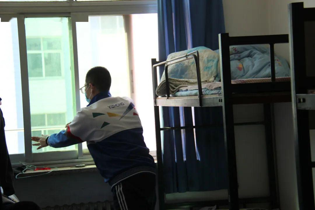 学生进入宿舍昌黎一中校长孙爱虹说,学校目前已储备了充足的防疫物资