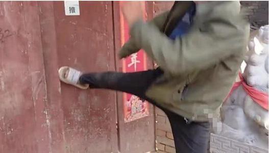 原创信息时代大衣哥不离农村被人踹门警方处理及时结果大快人心