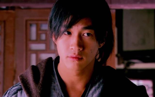 搅合官配的反派是由童谣饰演的潘影,逼死他娘,爱慕六郎,还想要逼死柴