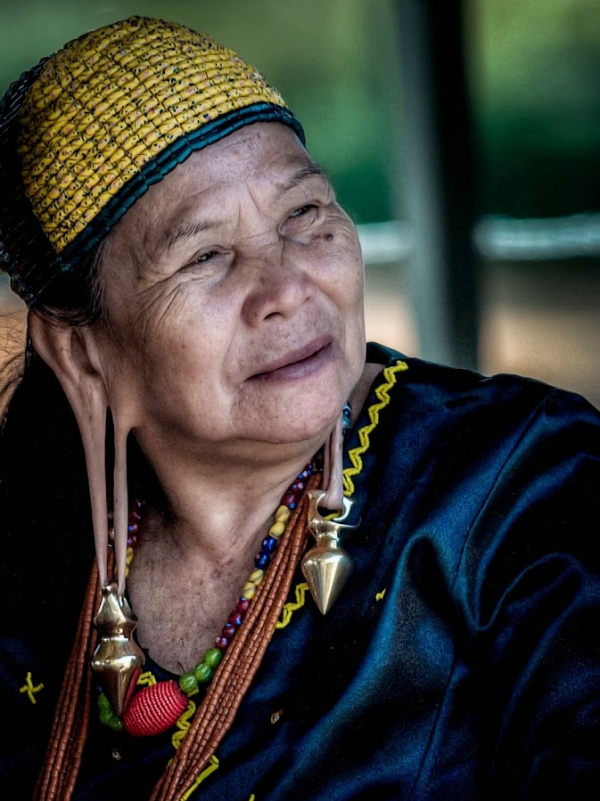 旅行看世界:一起看看马来西亚沙捞越,土著妇女独特的美丽标志吧